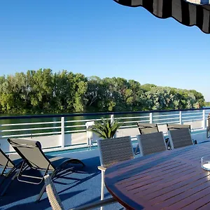Bateau Le Chardonnay Hotel
